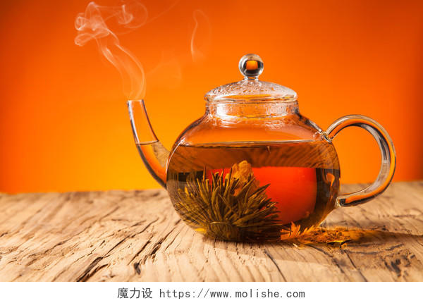 茶壶在木板上盛茶